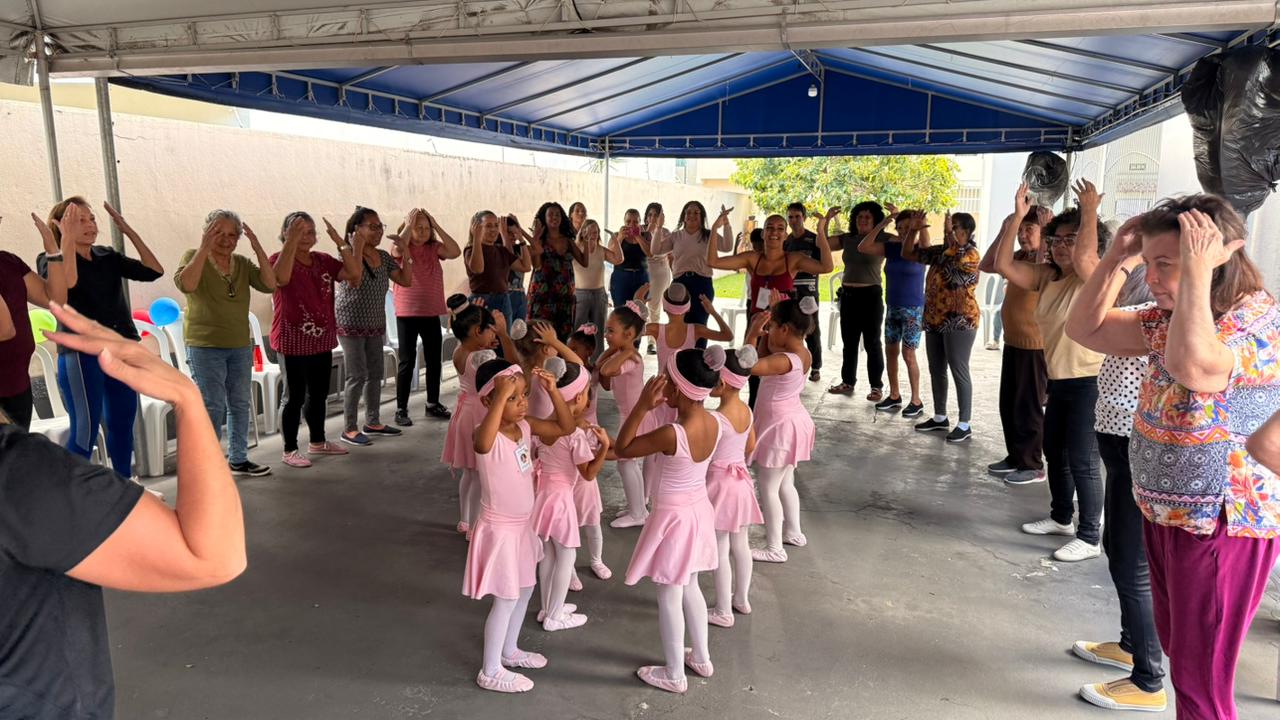 Dança e afeto: Encontro de gerações conecta idosas e crianças durante encontro no Centro de Convivência